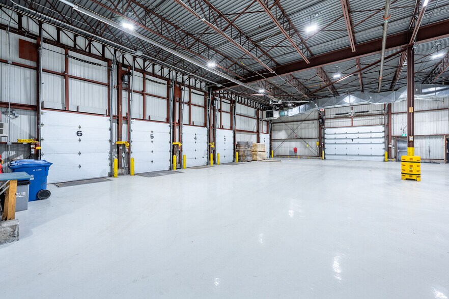 More Photos Of 1350 Rue Nobel, Boucherville Warehouse For Lease