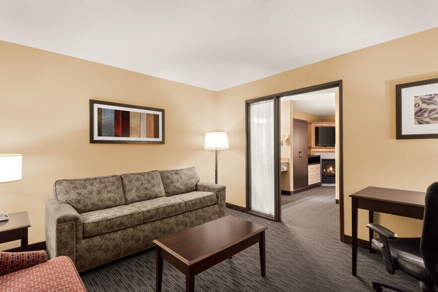 More Photos Of 777 Highway 10 E, Detroit Lakes Hotel For Sale