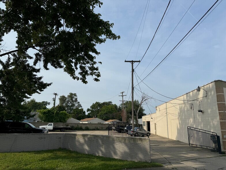 More Photos Of 21550-21564 Groesbeck Hwy, Warren Manufacturing For Sale