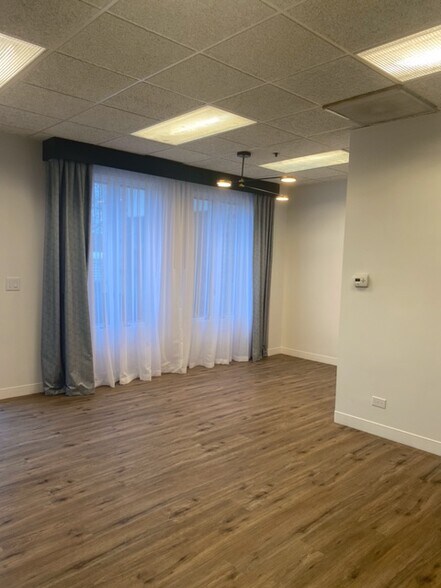 More Photos Of 1881 Commerce Dr, Elk Grove Village Office For Sale