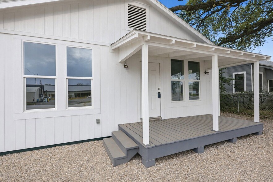 More Photos Of 1410 Fannin St, Columbus Office For Sale