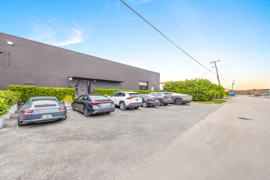 More Photos Of 7300 NW 35th Ave, Miami Showroom For Lease