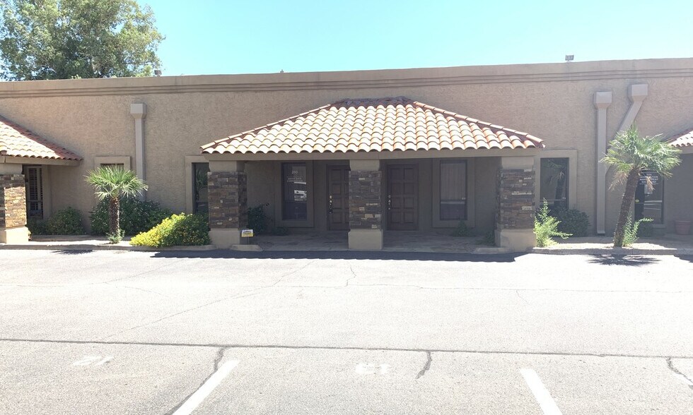 More Photos Of 7729 E Greenway Rd, Scottsdale Light Distribution For Lease