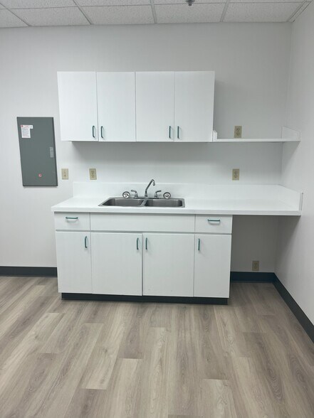 More Photos Of 11780 Hammersmith Way, Richmond Light Distribution For Lease