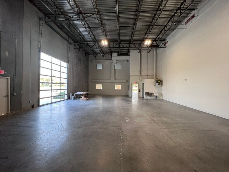 More Photos Of 8340 Southpark Cir, Orlando Flex For Lease