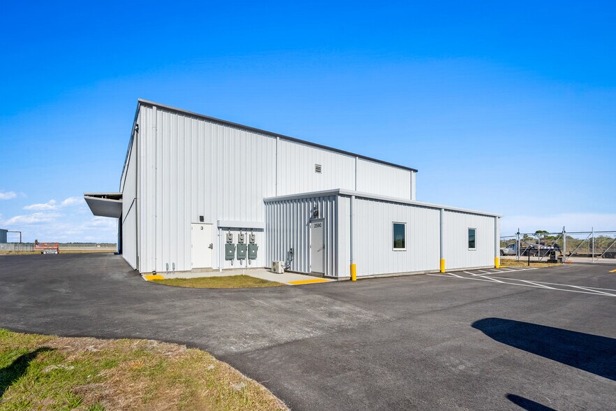 More Photos Of 2590 Airport North Dr, Vero Beach Warehouse For Lease