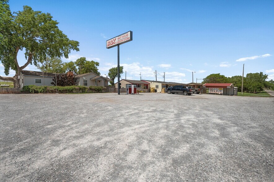 More Photos Of 10277 N 2130 Rd, Foss Convenience Store For Sale