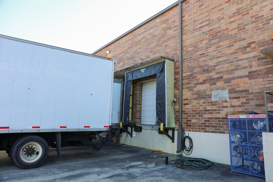 More Photos Of 1585 Roadhaven Dr, Stone Mountain Warehouse For Lease