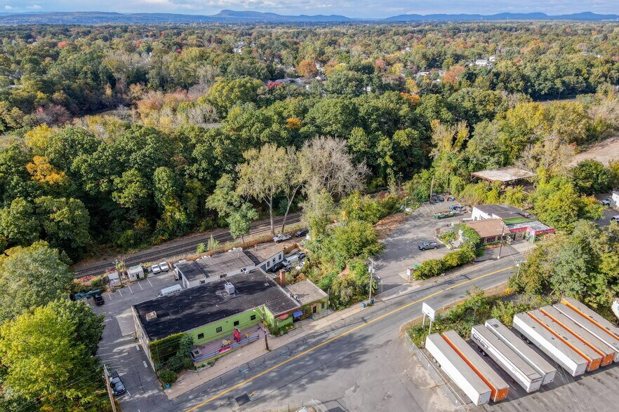 More Photos Of 250 Albany St, Springfield Showroom For Lease