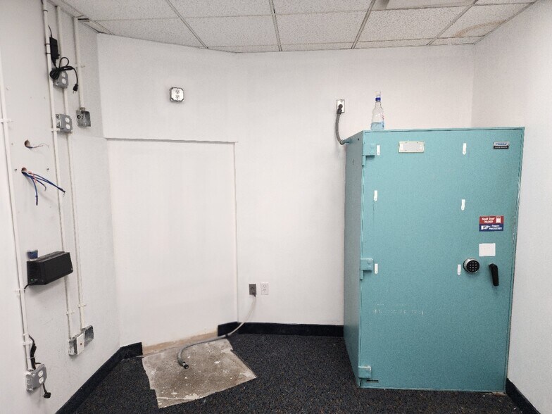 More Photos Of 534 Middle Neck Rd, Great Neck Bank For Lease