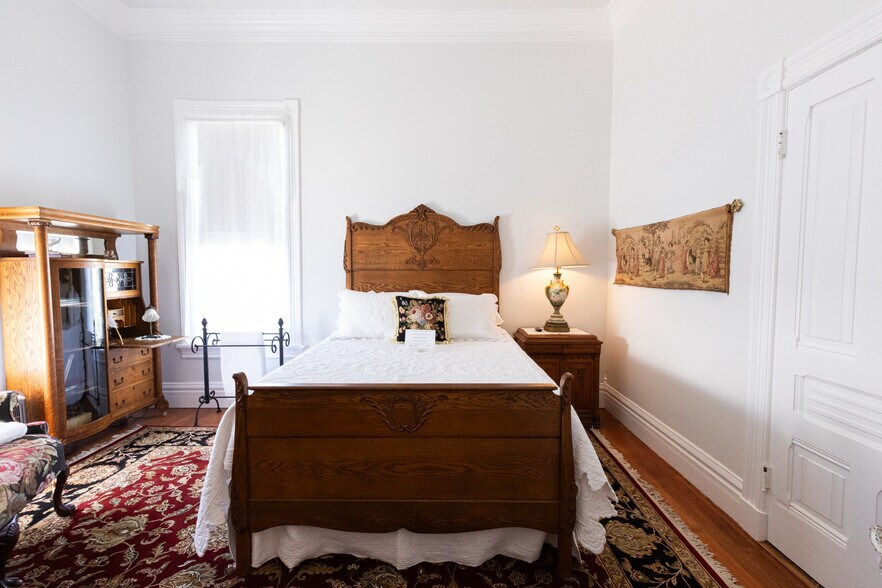 More Photos Of 11 E Main St, Winters Office Residential For Lease