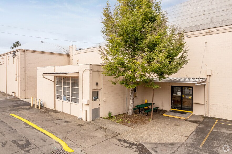 More Photos Of 325 Patterson St NW, Salem Manufacturing For Lease