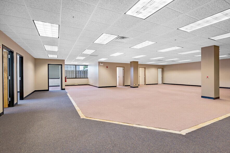 More Photos Of 915 Harger Rd, Oak Brook Office For Lease