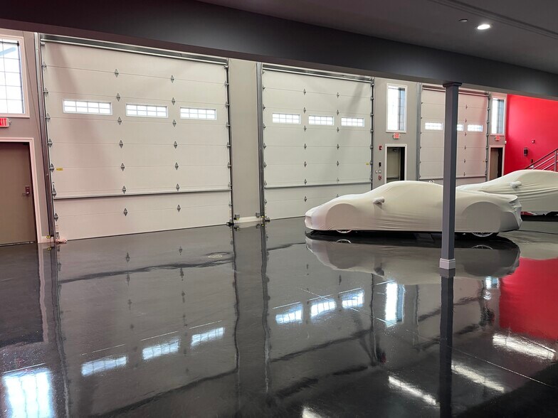 More Photos Of 2220 Ferry Rd, Naperville Showroom For Sale