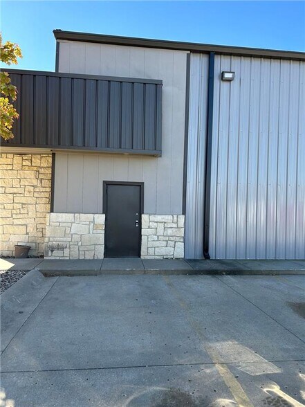 More Photos Of 1500 S 169 Hwy, Smithville Manufacturing For Lease