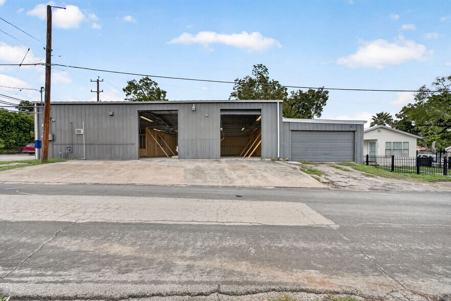 More Photos Of 4721 McCullough Ave, Olmos Park Warehouse For Lease