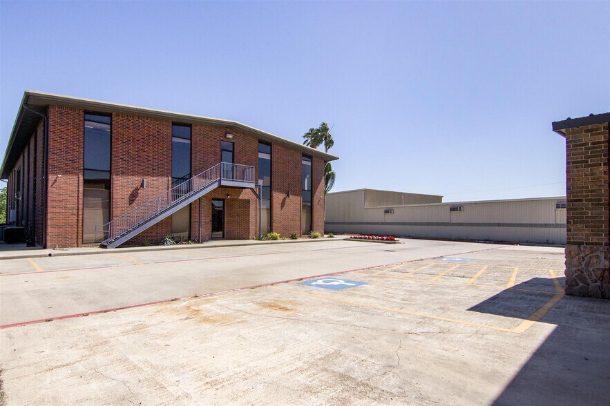 More Photos Of 601 Cien Rd, Kemah Unknown For Lease