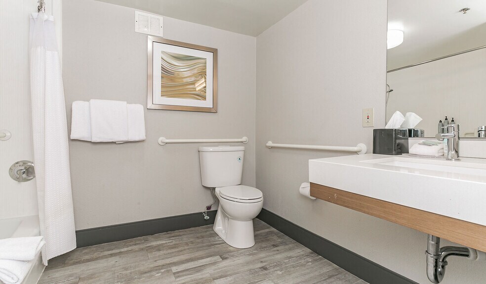 More Photos Of 1917 Coliseum Dr, Hampton Hotel For Sale