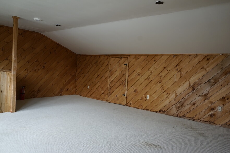 More Photos Of 12 Southmayd St, Campton Freestanding For Sale