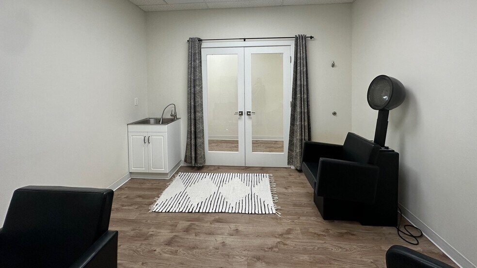 More Photos Of 852 Vandercook Way, Longview Freestanding For Lease