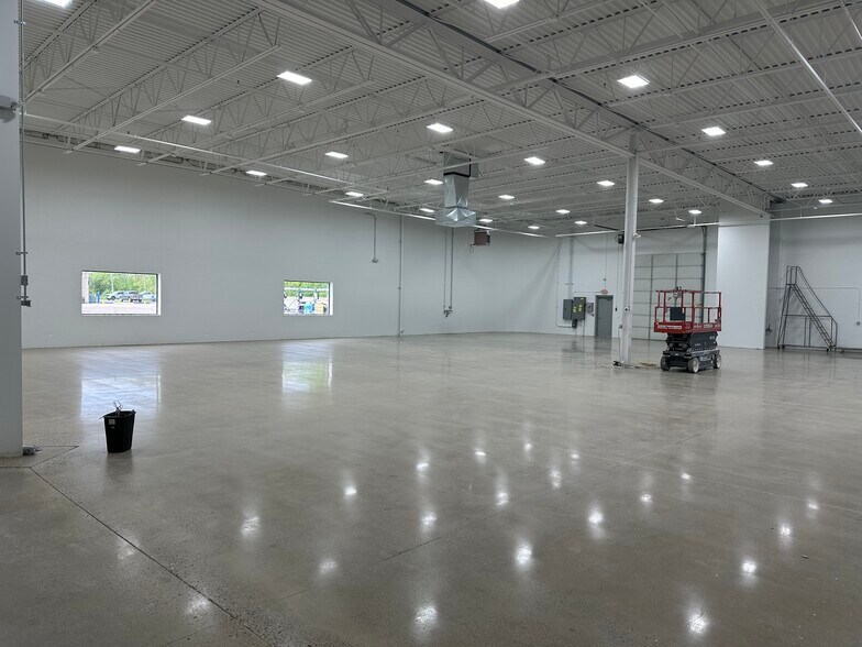 More Photos Of 39337-39349 Mound Rd, Sterling Heights Light Manufacturing For Sale