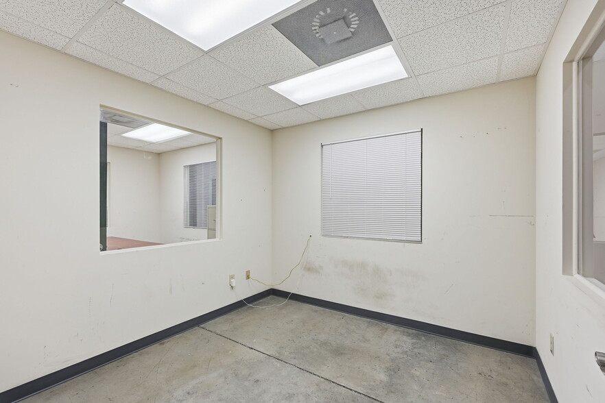More Photos Of 3743 Old Flowery Branch Rd, Oakwood Warehouse For Lease
