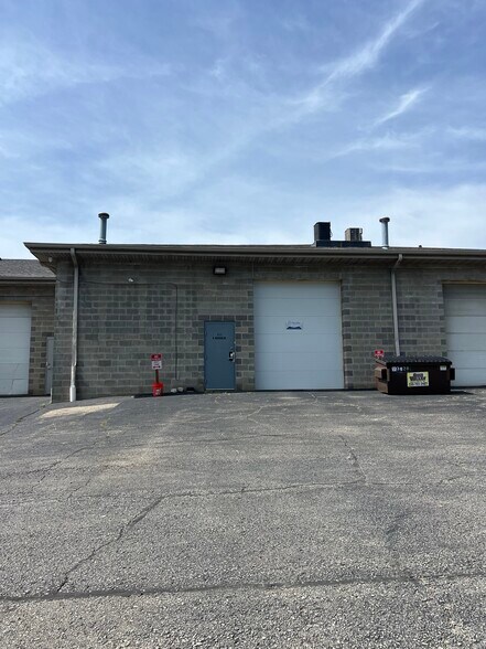More Photos Of 603-643 N Meridian Rd, Youngstown Showroom For Lease