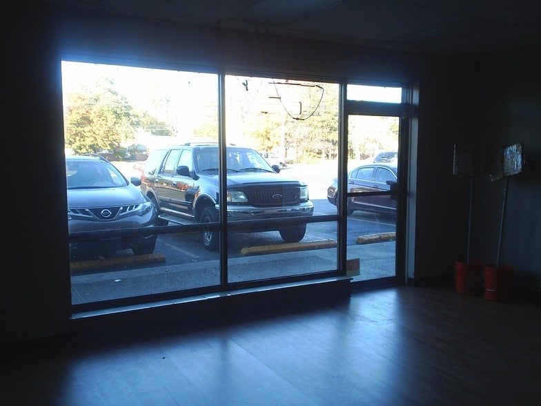 More Photos Of 3951-3975 E Livingston Ave, Columbus Storefront For Lease