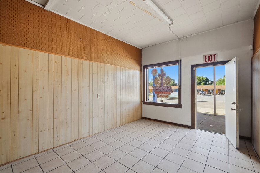 More Photos Of 679 E Main Ave, Taylorsville Flex For Sale