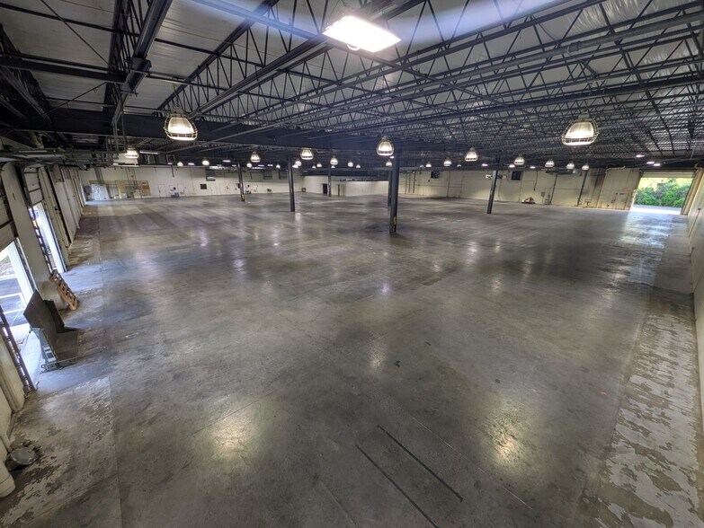 More Photos Of 16160 Performance Way, Naples Warehouse For Lease