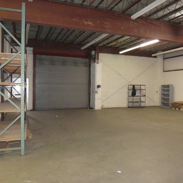 More Photos Of 205 E 1st Ave, Roselle Warehouse For Lease