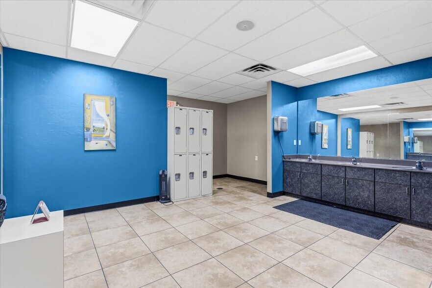 More Photos Of 15043 Main St, Alachua Showroom For Sale