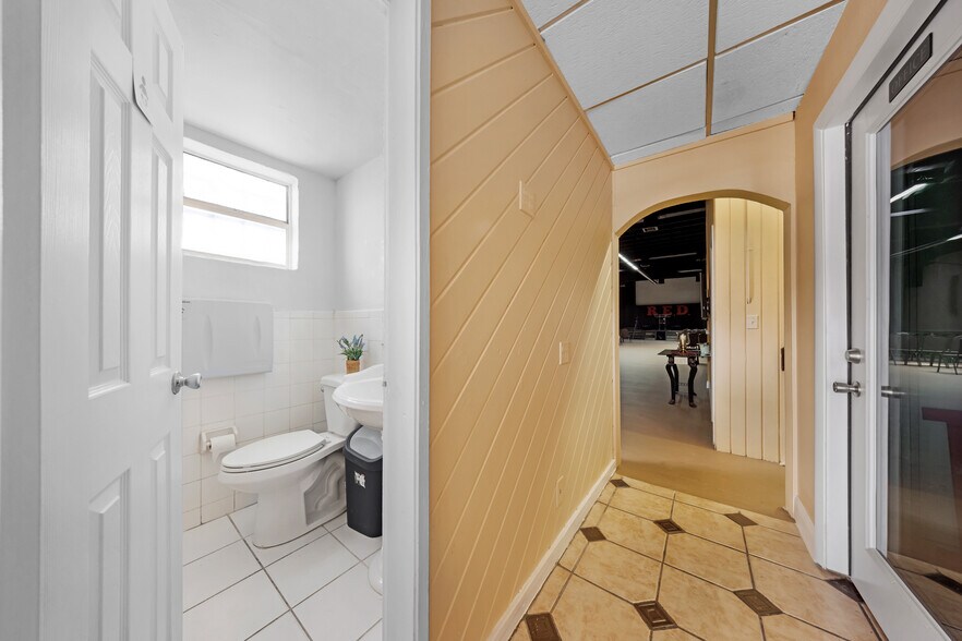 More Photos Of 2056 NW 23rd Ave, Miami Flex For Lease