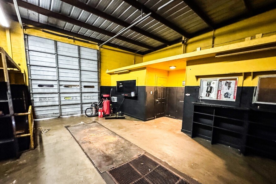 More Photos Of 261 SH 75 Hwy, Huntsville Service For Sale