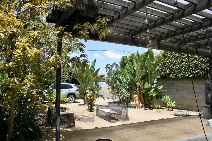 More Photos Of 2601 Southwest Dr, Los Angeles Office Residential For Sale