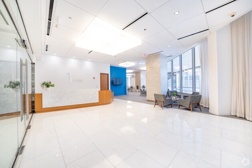 More Photos Of 311 S Wacker Dr, Chicago Office For Lease