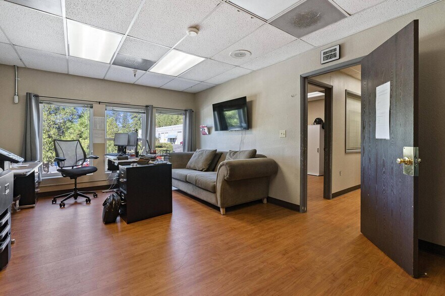 More Photos Of 110 Spring Hill Dr, Grass Valley Manufacturing For Sale