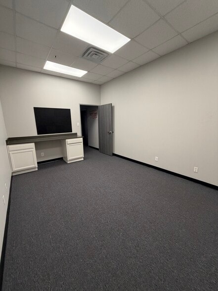More Photos Of 2810 W Pioneer Pky, Dalworthington Gardens Industrial For Lease