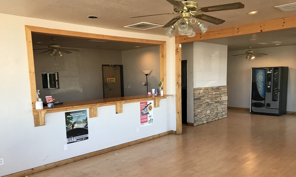 More Photos Of 702 W Melinda Ln, Phoenix Warehouse For Lease