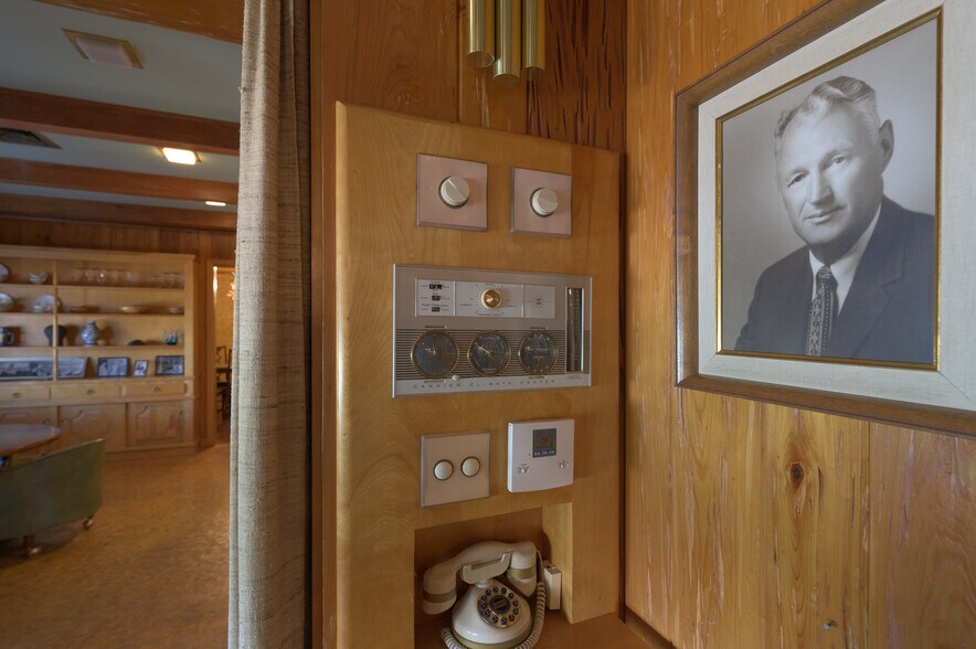 More Photos Of 531 W Main St, Denison Office For Sale