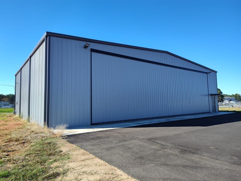 Primary Photo Of 165 Perimeter Road Rd, Longview Airplane Hangar For Sale