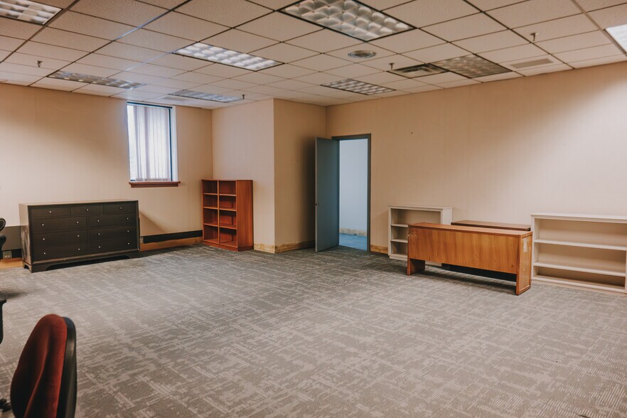More Photos Of 136 Center St, Old Town Office For Sale