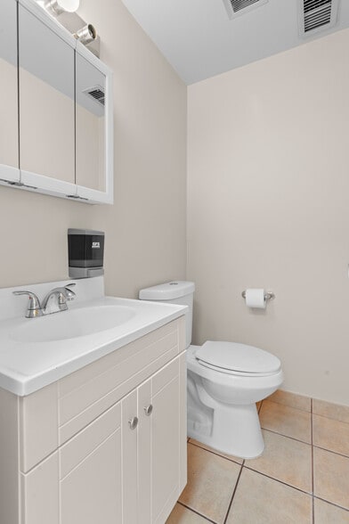 More Photos Of 961-971 Oakwood Dr, Rochester Medical For Lease