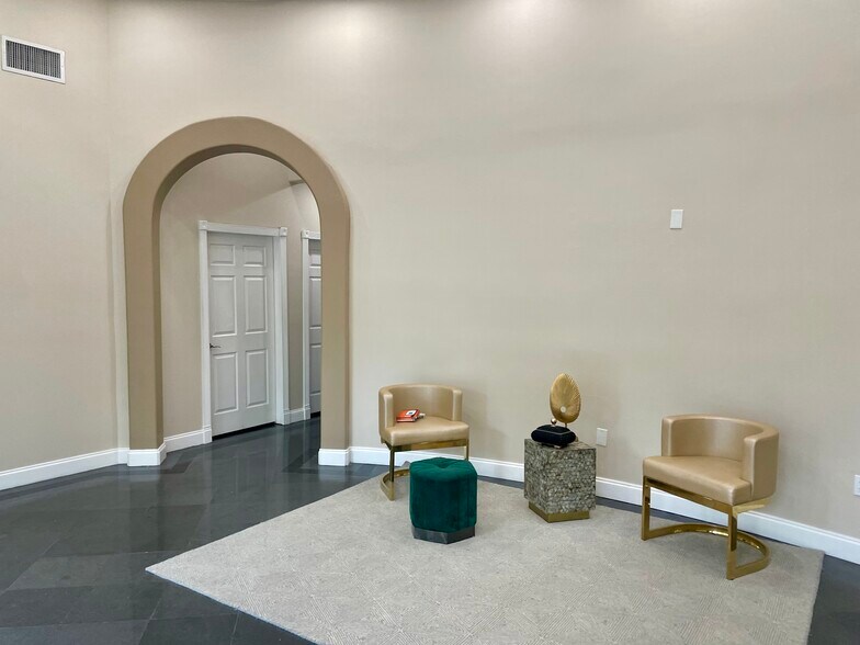 More Photos Of 8810 Commodity Cir, Orlando Showroom For Lease