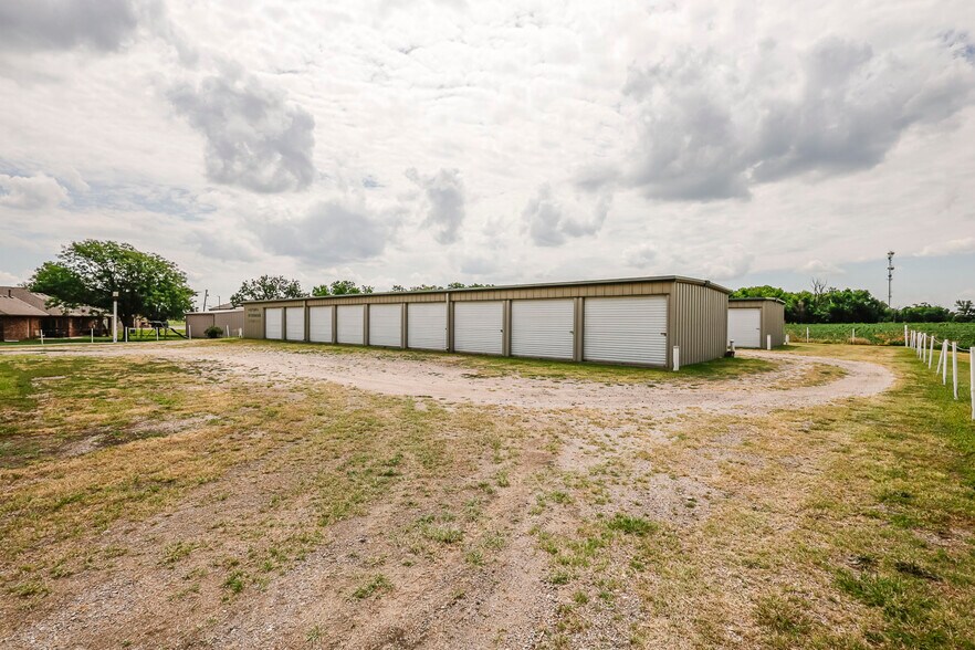 More Photos Of 201 W Silknitter St, Rose Hill Self Storage For Sale