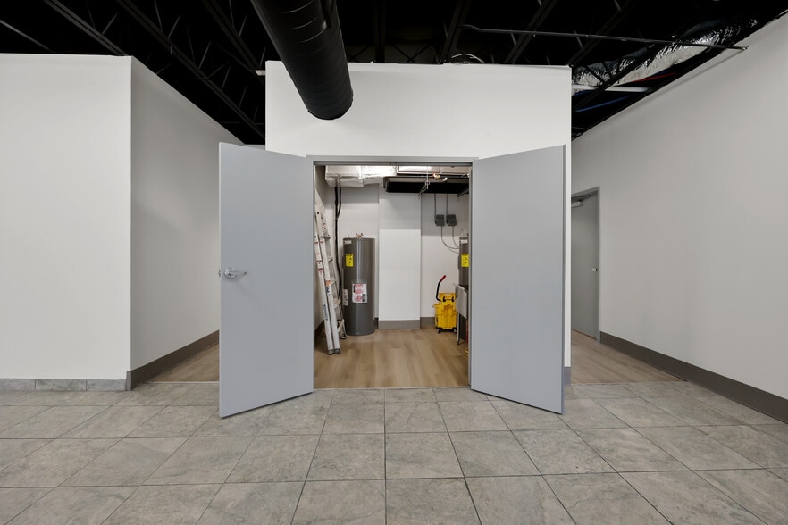 More Photos Of 937 Winchester Rd, Lexington Storefront For Lease