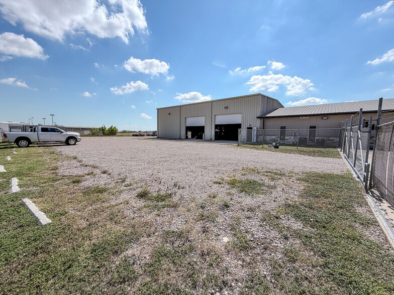 More Photos Of 1302 Cathead Rd, Corpus Christi Light Distribution For Sale