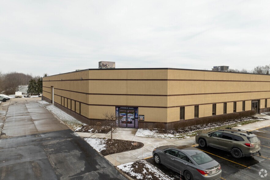 More Photos Of 8285-8295 Darrow Rd, Twinsburg Warehouse For Lease
