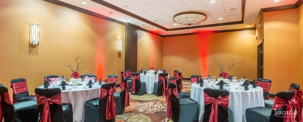 More Photos Of 1015 Elm St, Dallas Hotel For Sale