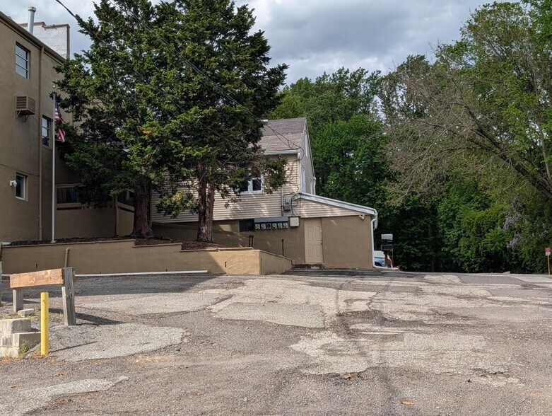 More Photos Of 103-105 Pleasant Ave, Upper Saddle River Warehouse For Lease